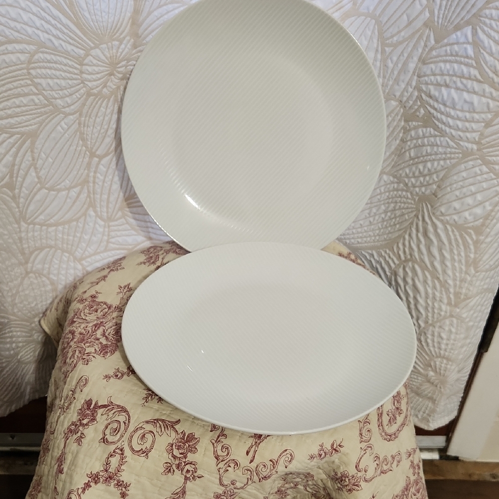 Mikasa Cheers White Coupe Style Contempary Chic Dinner Plates Set Of 2